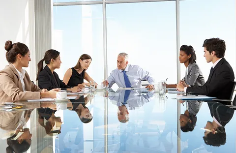 Equipo directivo de Worki 360 reunido en sala de juntas tomando decisiones estratégicas